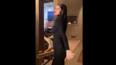 Alexandra Daddario posing pre-Oscars