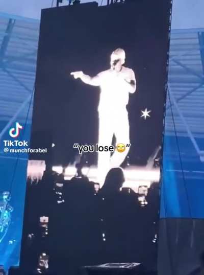 No fucking way he just did that in the middle of his concert ðð