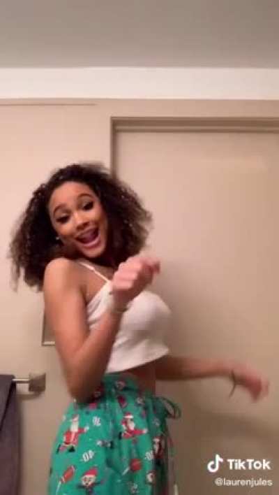 Omg look at her shake that thang.. she def my type