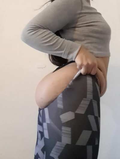 Can you help me pull up my leggings daddy? they're a bit too small with this fat ass 😏😏