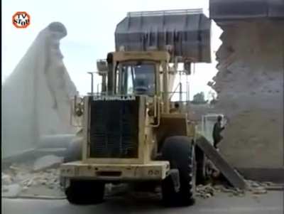In Denmark, 1995, a friend of a prisoner drove a stolen wheel loader through a prison wall and helped 12 prisoners escape. The cameraman was tipped off about an hour prior to the escape with the only message "Somethings about to go down, you might wanna f