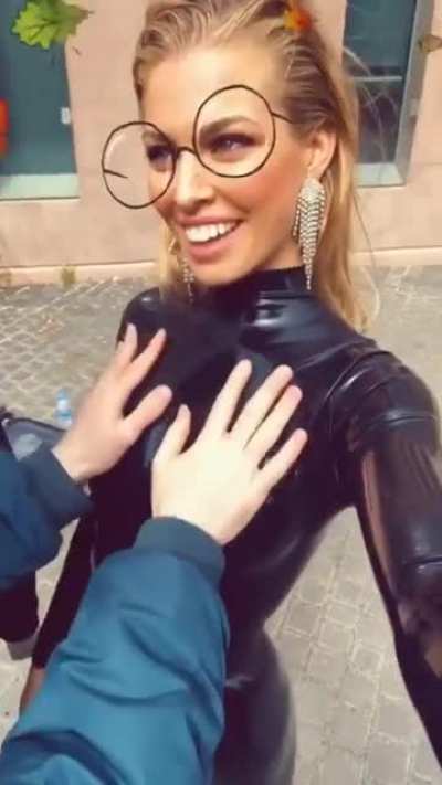 Feeling her tits