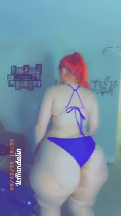 Thicc booty with bear paws on