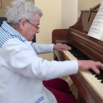 This is Elaine. She is 92 years old and has dementia. Her daughter asked her to play Beethoven&rsquo;s Moonlight Sonata on the piano and she answers: &ldquo;I don&rsquo;t know it&rdquo;. Then this happened.