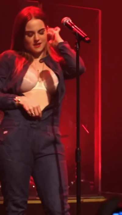 JoJo (Joanna Levesque)