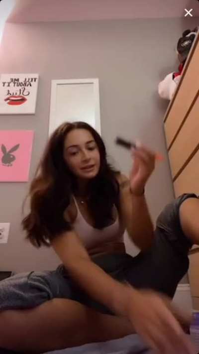 Vid of her feet