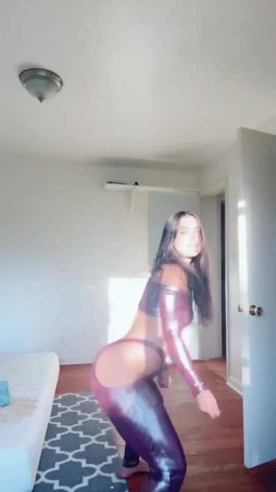 @mmorellaa |18| That ass is nuts for her frame