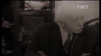 İsmet İnönü okul çağındaki KGB’lilere saydırıyor.