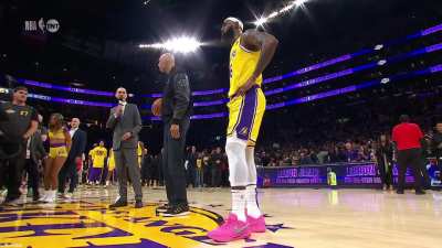 [Highlight] Kareem Abdul-Jabbar passes the crown (basketball) over to Lebron James as the scoring leader of the NBA
