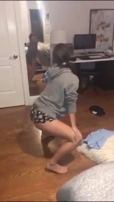 I&rsquo;m beating tf outta my meat to Charli it sounds like gunshots that&rsquo;s how hard I&rsquo;m going 😏🤤😍🥵🍆