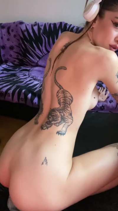 Comenzando un año nuevo enviando nudes sensuales. Solo di hola y te los enviaré