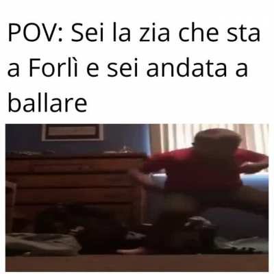 E quando va a ballare con la testa fa così