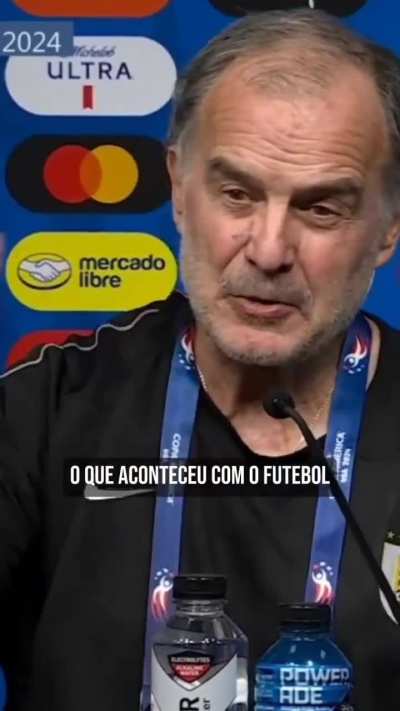 "O que aconteceu com o pobre futebol sul-americano?" - Marcelo Bielsa, t&eacute;cnico do Uruguai, em uma interessante reflex&atilde;o sobre a transforma&ccedil;&atilde;o do futebol desde quando seu Newells fez uma final de Libertadores com o S&atilde;o Paulo, em 1992