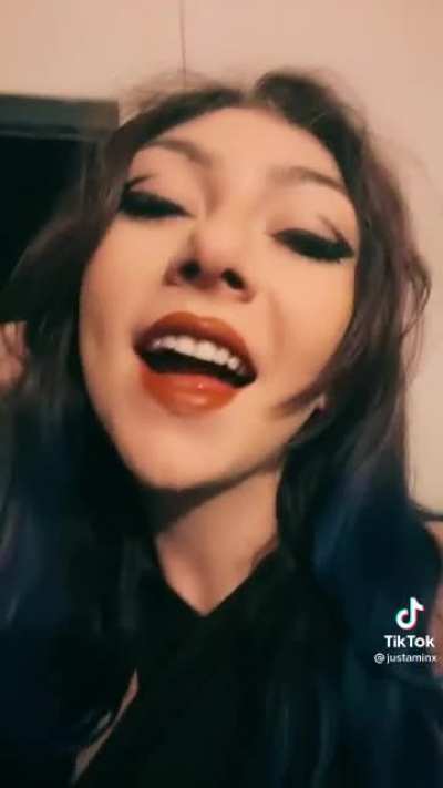 Minx Underboob