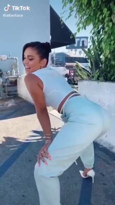 Vanessa Hudgens twerking