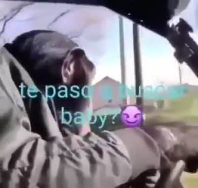 Hablando con la nena por el m&oacute;vil 😈