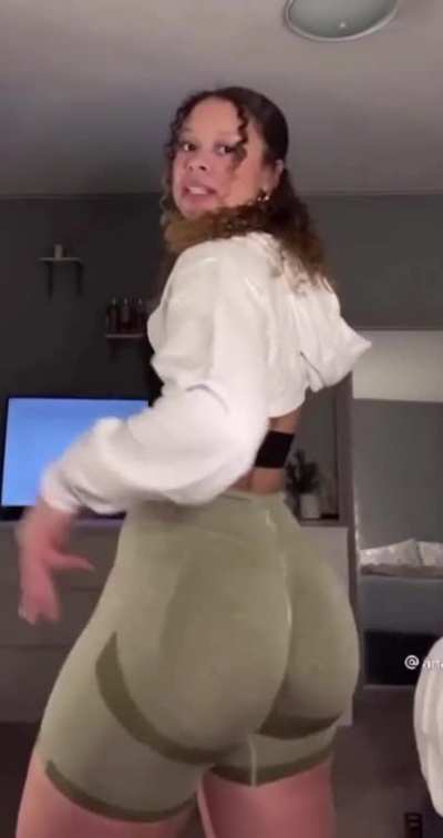 Ana&rsquo;s huge ass is bigger than her head