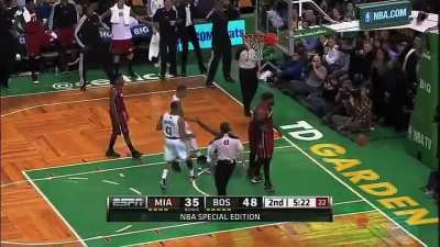 LeBron James - 2013 tarihin en iyi poster sma&ccedil;larından biridir.