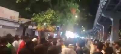 Muslims in Mumbai attack a Hindu who supposedly had burnt the Pakistani flag