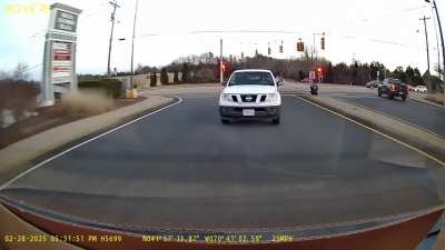 Guy playing on phone at light goes nuts when he&rsquo;s called out for it [OC]