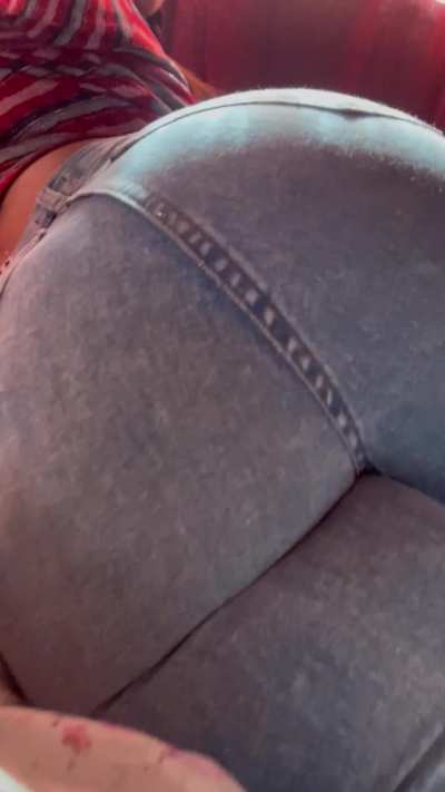 My tight jeans make my fart stay in my butt longer. 