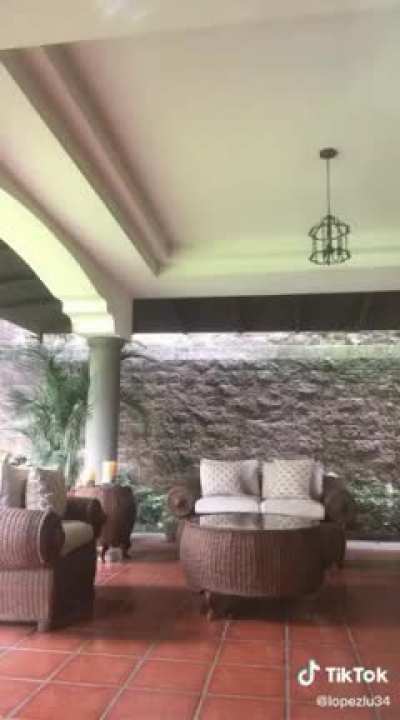 Hey, first post here. Hope it hasn't been posted yet (searched for "table" and "Shakira" and found nothing)