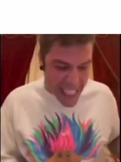 Template di Fedez al telefono con la Rai