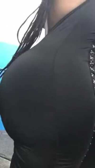 Man look at all that ass 😳 that’s ridiculous 😩😭🙆🏾‍<wbr>♂️🤦🏾‍<wbr>♂️🍑