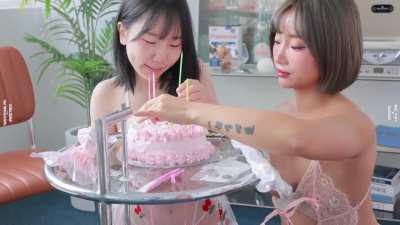 Let’s play with some frosting 
