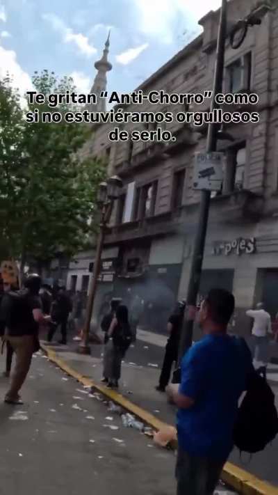 Manifestante grita 