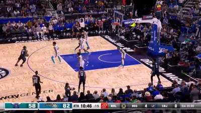 [Highlight] Paolo Banchero hits the stepback 3 to secure his 6th straight game with 20+ points