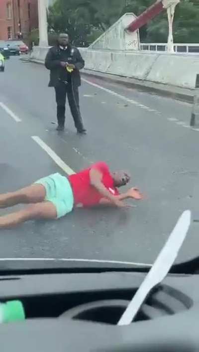 Guy gets tasered and jumps off Chelsea bridge