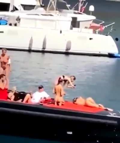 karakola g&ouml;t&uuml;r&uuml;len turistler (nsfw)