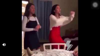 Babaları &ouml;l&uuml;m d&ouml;şeginde yatarken SikSok &ccedil;eken kızlar