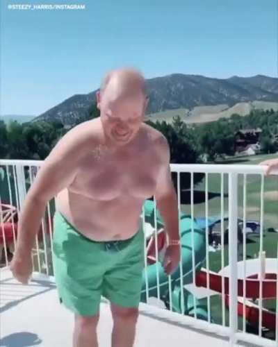 Охренеть, дед зажигает!