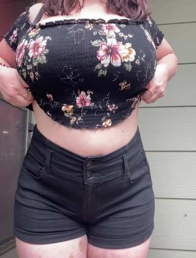 Wanted a titty [f]uck, but I&rsquo;ll settle for a titty drop instead 🥵