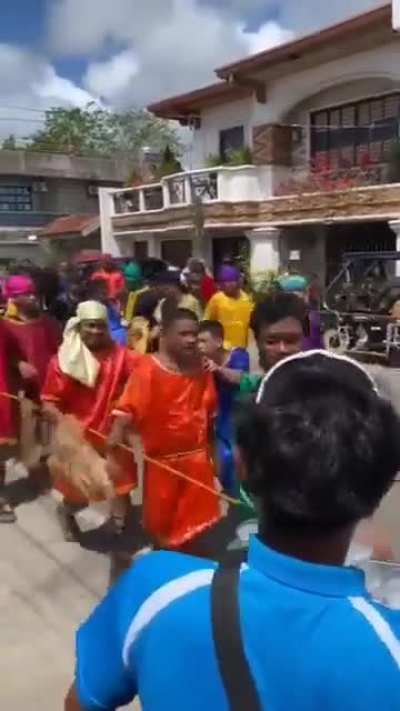 Dude casually steals while reenacting jesus' crucifixion 