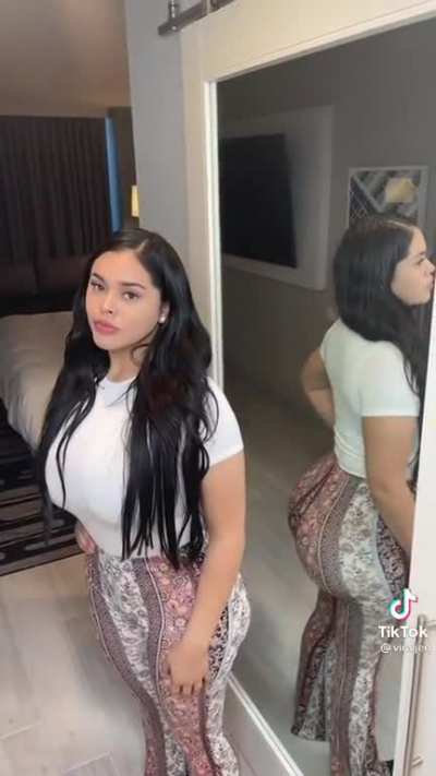 Watch Jen Blanco&acirc;s ass jiggle in the mirror
