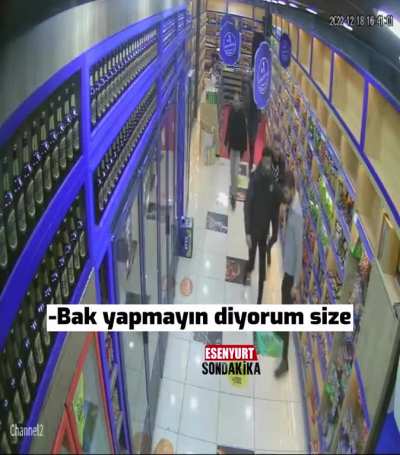 Esenyurt&rsquo;ta, girdiği tekelde &ldquo;M&uuml;sl&uuml;manım diyorsunuz ama alkol satıyorsunuz&rdquo; diyen kişi, d&uuml;kkan sahibinden dayak yedi