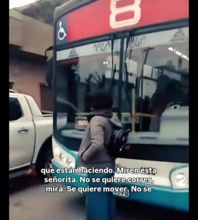 Una joven se par&oacute; frente a una unidad de la l&iacute;nea 8 luego de una ruptura amorosa con el chofer