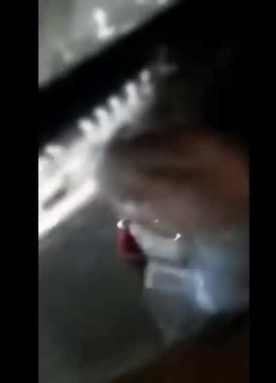 Russa (eu acho) muito louca, fod*endo a vida de Uber no Aeroporto do Gale&atilde;o/RJ. #tatodomundoloko