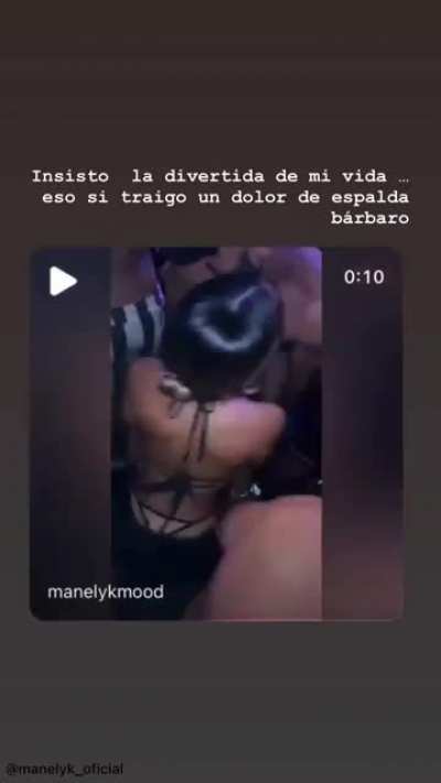 M&aacute;nelik azotando sus nalgas