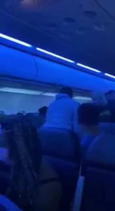 Авиалайнер аварийно приземлился в Сиэтле. Причиной стал мужчина, который угрожал убить всех пассажиров, если те не признают, что Иисус Христос был чернокожим