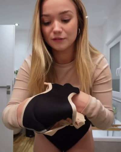 Julia Beautx in ihrer Perioden Unterw&auml;sche&hellip; Quelle YouTube: &bdquo;ich mache mir die l&auml;ngsten N&auml;gel&hellip;&ldquo;