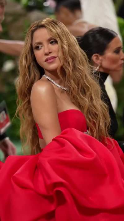 Lady in red Shakira ❤️