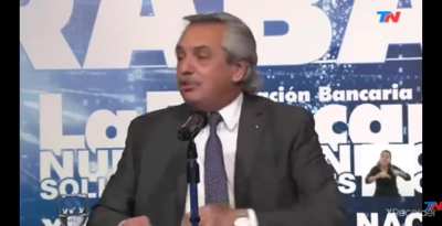 Este señor está totalmente sacado. Así gobierna nuestro país? Dios nos guarde.