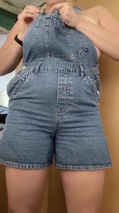 Wakey wakey, my dungarees are dropping for when you wake up and open your eyes 😜