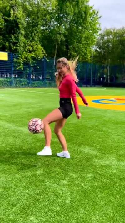 Lia Lewis shows us her agility &amp;amp; ability to control a football