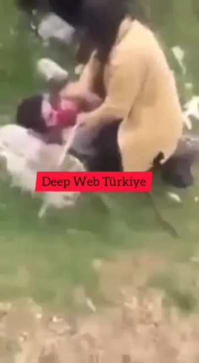 Karaman&rsquo;da koyun otlatma y&uuml;z&uuml;nden &ccedil;ıkan kavga. &Ccedil;eken kişinin kendi &ouml;l&uuml;m&uuml;n&uuml; kaydetmesiyle sonu&ccedil;landı. (Eski Video)