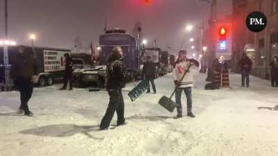 Conflito pesado acontecendo entre os "terroristas" Canadenses em Ottawa no momento. &Eacute; melhor o Justin Trudeau chamar o ex&eacute;rcito.